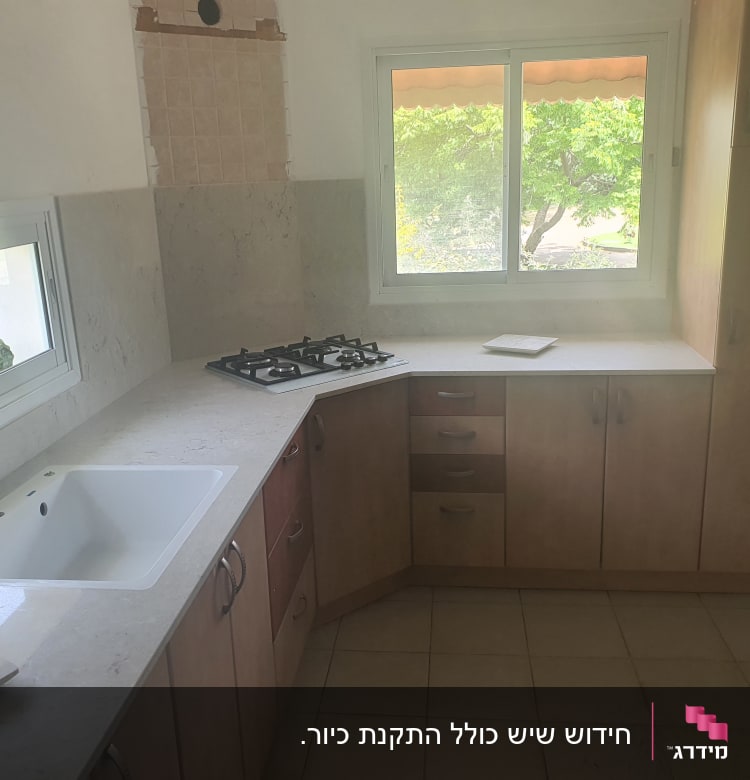 משטח שיש במטבח עם כיור וכיריים